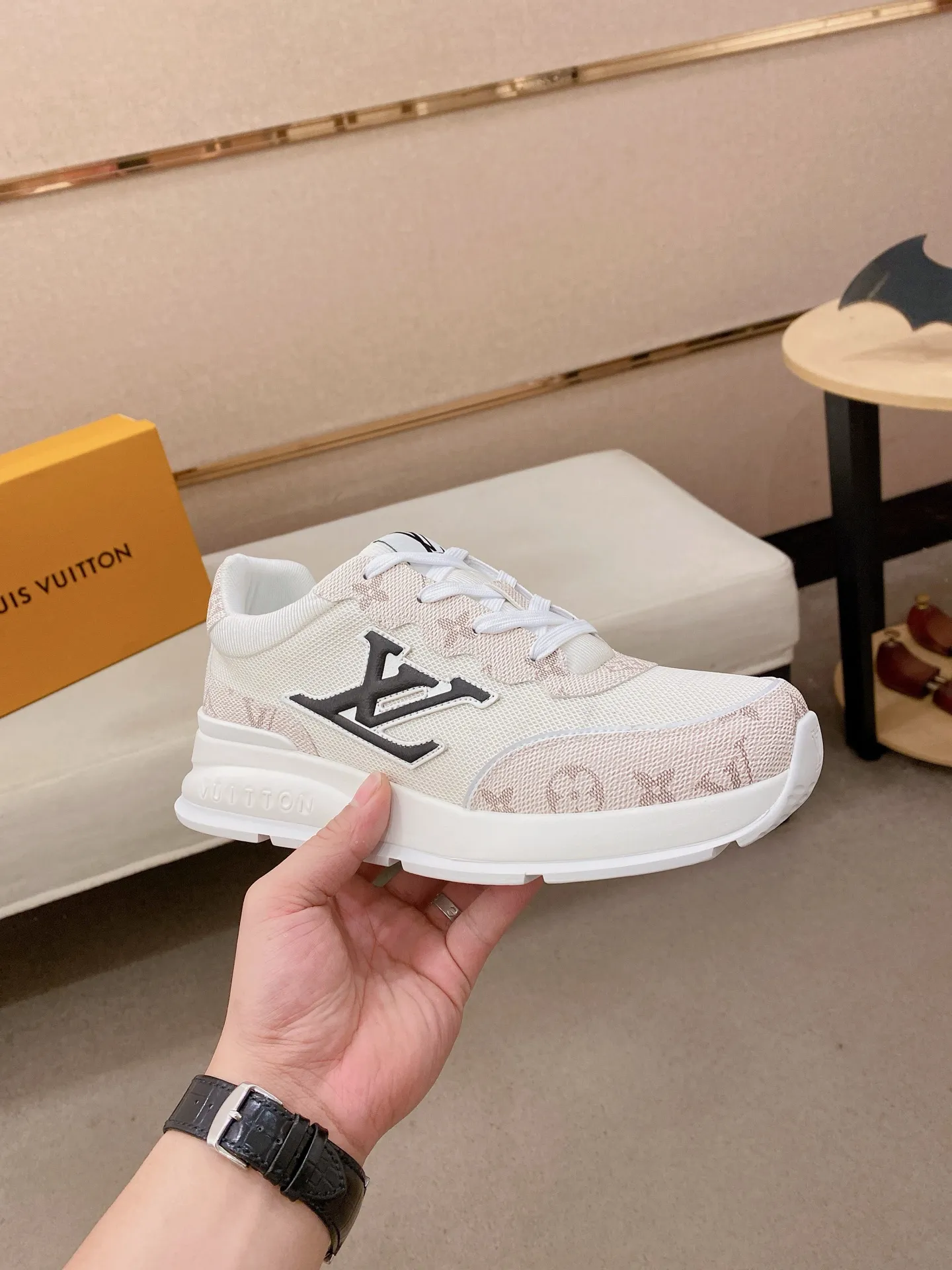 Men's shoes💰 462💰louis vuitton (Louis Vuitton/lv)🔍🔍The new counters are on sale at the same time. The uppers are imported from Italy. ️Re-engraved🇮🇹💪💪, ⚠Sole: The original sole is specially provided by the original factory, the exclusive movable molded sole is super comfortable, ⚠Original factory follow-up goods, 🔍🔍high quality, you can go in and out of the counter at will, welcome to compare⚠. Code number: 38-44 (45/46 customized, non-refundable)